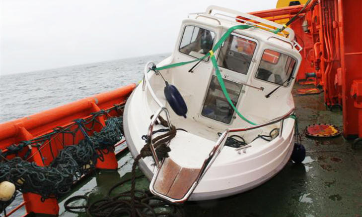 P� DEKK: N� ligger Jansens b�t p� dekket av ankerh�ndteringsskipet �Normann Draupner�. Foto: JOHAN PALL JOENSEN / SCANPIX