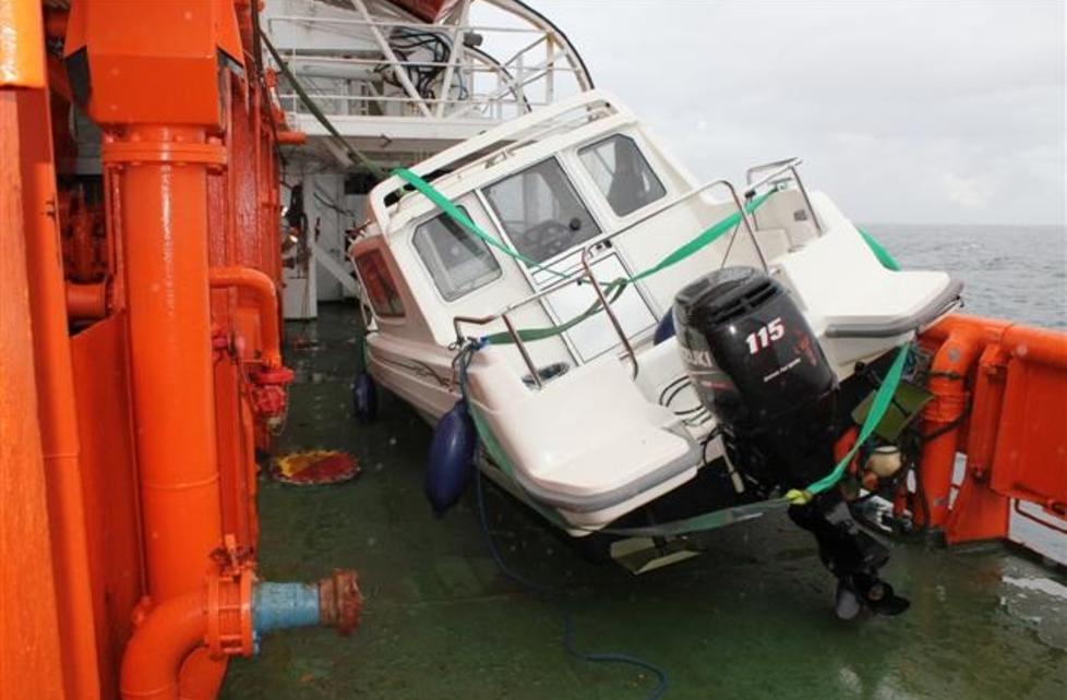 UTEN KRAFT: I fem dager drev Stavanger-mannen Inge Jansen (53) rundt p� havet uten motorkraft i sin 22 fots plastb�t. Foto: JOHAN PALL JOENSEN / SCANPIX