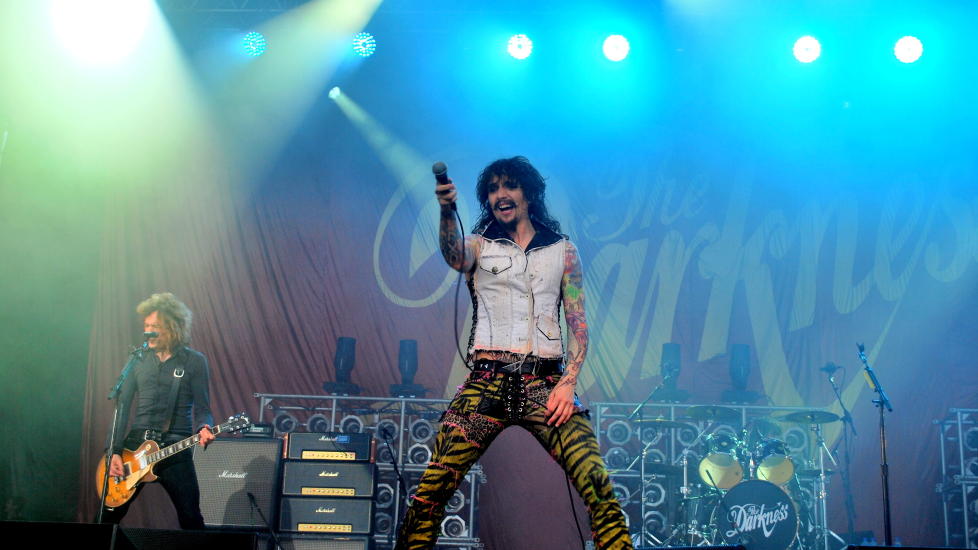 KAPTEIN SABELTANN?: Justin Hawkins i The Darkness bes�kte S�rlandet i g�r. Kanskje han har latt seg inspirere av en annen s�rlending i valg av bartefrisyre? Foto: Torgrim �yre / DAGBLADET