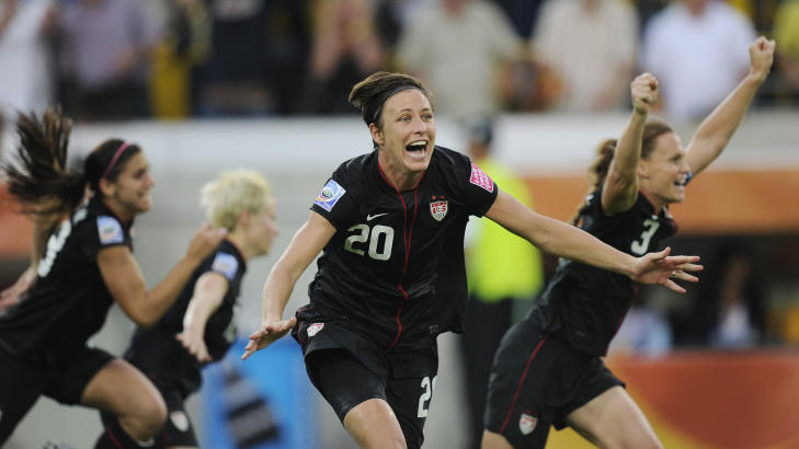 USA fikk kontroversielle dommeravgj�relser mot seg, men tok seg likevel til semifinale i fotball-VM etter seier 5-3 p� straffer mot Brasil. Foto: AFP PHOTO / ODD ANDERSEN