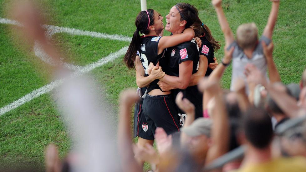 USA fikk kontroversielle dommeravgj�relser mot seg, men tok seg likevel til semifinale i fotball-VM etter seier 5-3 p� straffer mot Brasil. Foto: EPA/HANNIBAL HANSCHKE