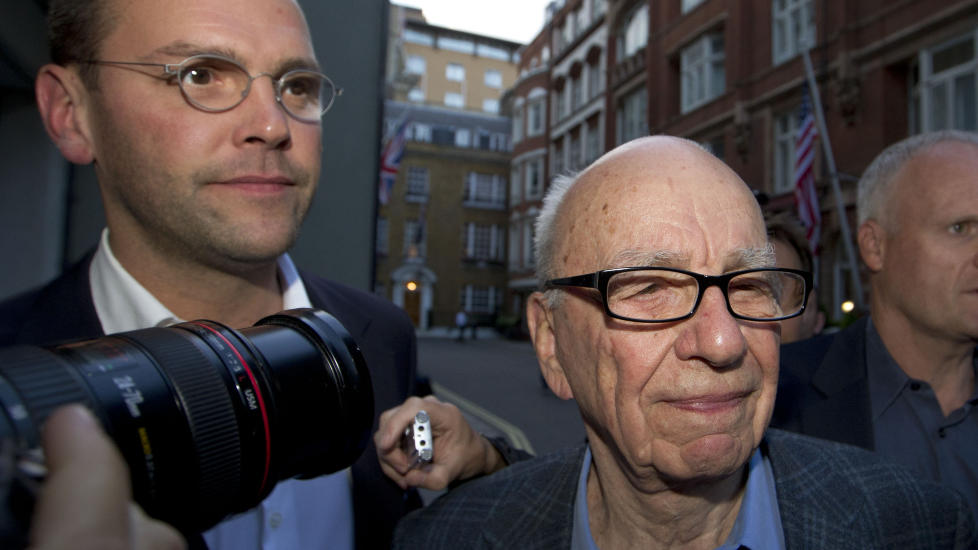 FAR OG S�NN: James Murdoch (t.v.) og Rupert Murdoch (t.h.) f�r fortsatt st�tte fra prins Alwaleed bin Talal, nev� av Saudi Arabias kong Abdullah. Selskapet hans - Kingdom Holding - er News Corps. nest st�rste eier. Foto: AP Photo/Sang Tan/SCANPIX