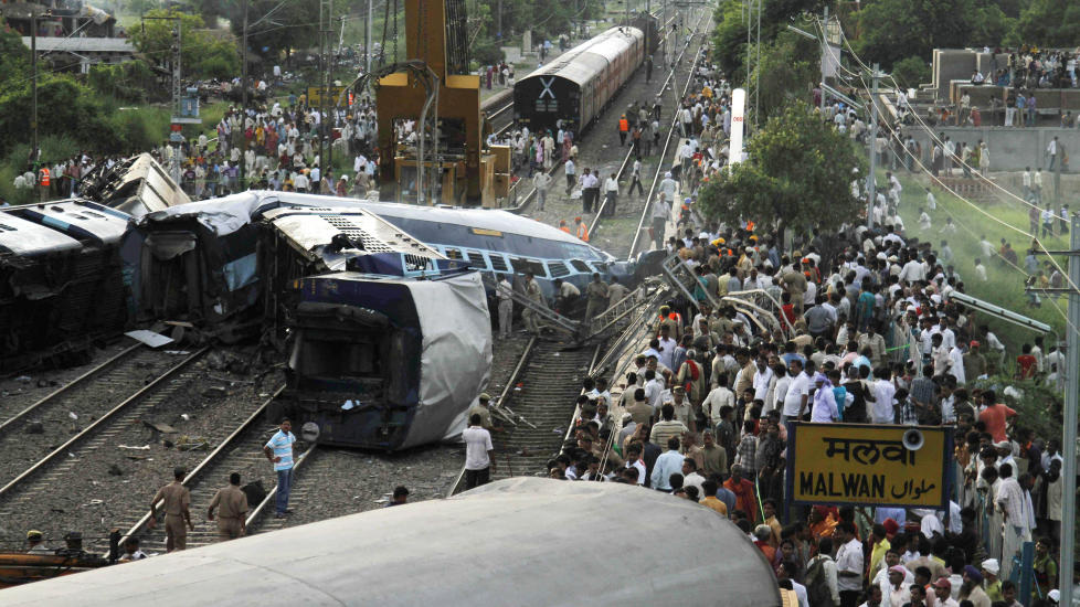 KRASJET: Over 60 personer er s� langt bekreftet omkommet etter en togavsporing ved byen Fatehpur i India. To svensker er savnet. Foto: AP Photo/Rajesh Kumar Singh/SCANPIX