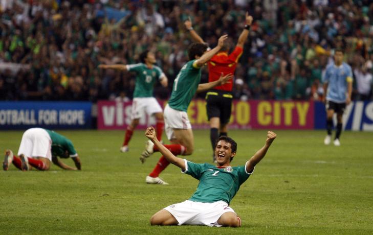 NORSK PIPEBL�SER: Her bl�ser Svein Oddvar Moen av VM-finalen til ellevill mexicansk hjemmejubel.Foto: SCANPIX/EPA/Ulises Ruiz Basurto