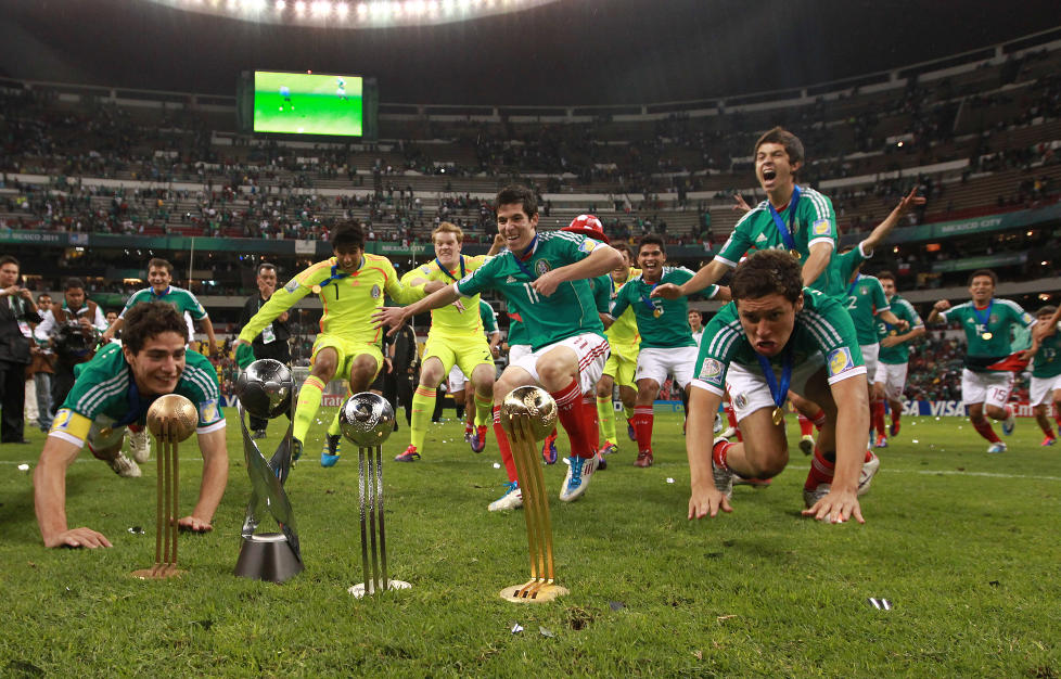 HJEMMESEIER: Mexicos G-17 landslag gikk helt til topps i verdensmesterskapet p� hjemmebane etter finaleseieren mot Uruguay.Foto: SCANPIX/AP Photo/Christian Palma