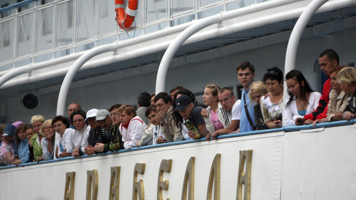  REDDET:  Om lag 80 av ferjepassasjerene  ble reddet om bord i skipet Arabella, som tilfeldigvis var i n�rheten ved forliset p� Volga s�ndag ettermiddag. FOTO: REUTERS/SCANPIX.