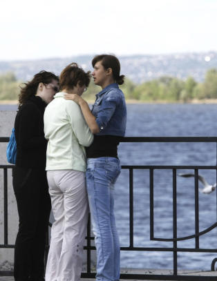 - Det flyter rundt d�de mennesker der nede