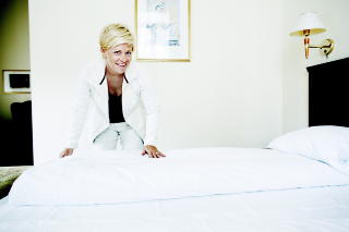 Super-Siv: - Det g�r fort � re opp senga mi, sier Frp-leder Siv Jensen. I ferier, og ved siden av studiene. jobbet hun som stuepike p� nedlagte Hotell F�niks i Oslo.
Foto: Siv Johanne Seglem / Dagbladet