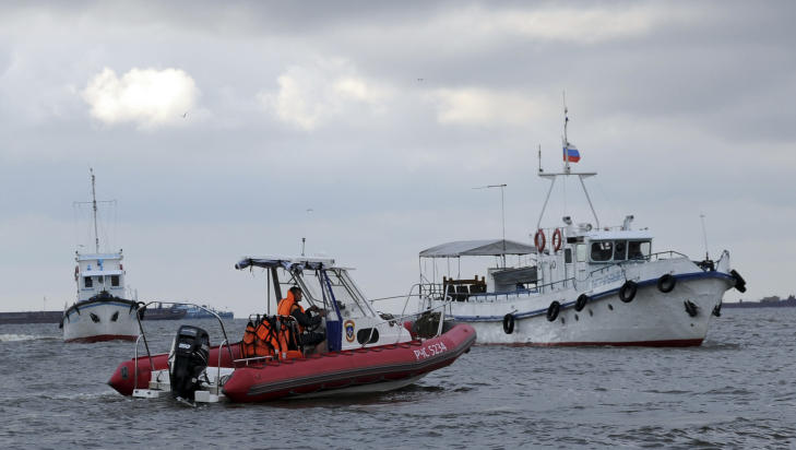 LETER: Hjelpemannskaper har fortsatt h�p om � finne overlevende. Foto: REUTERS/Russian Emergencies Ministry