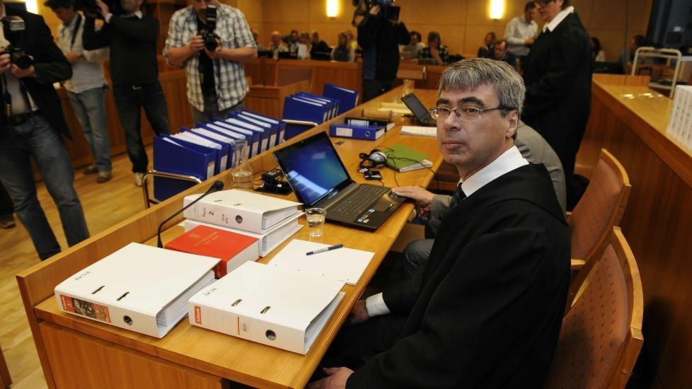  MEDHOLD:  Aktor Arne Ingvald Dymbe, her under rettssaken i juni, fikk retten med seg i p�standen om straffen mot den 39 �r gamle overlegen fra Hamar. FOTO: JOHN T. PEDERSEN/DAGBLADET.