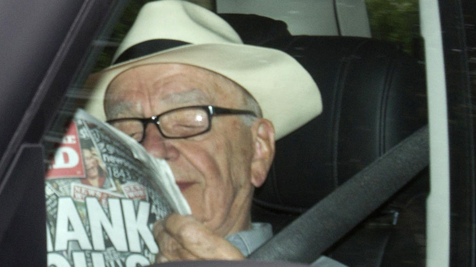 UNDER STORT PRESS: News Corporation-sjef Rupert Murdoch kom til London i g�r for � pr�ve � redde gigantavtalen med BSkyB. Her blit han kj�rt inn i News Internationals hovedkvarter i Wapping i London mens han leser den aller siste utgaven av News of the World. Foto: Reuters/Olivia Harris/Scanpix