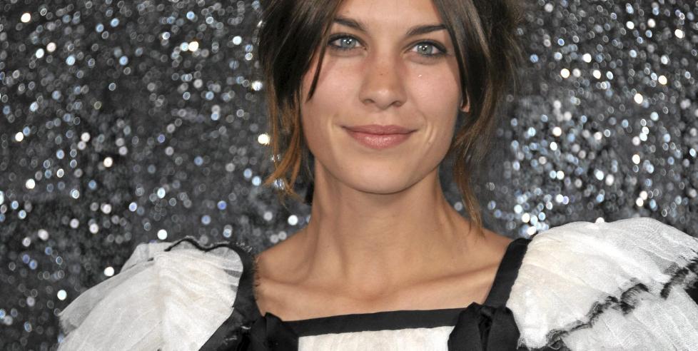 IT-JENTA: Alexa Chung er ofte f�rst ute med det siste, men n� kan du f�lge etter. Foto: Stella