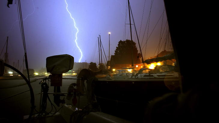 SOM LYN FRA..:.. klar himmel. Her ved Son havn. Foto: Bj�rn Langsem/Dagbladet.