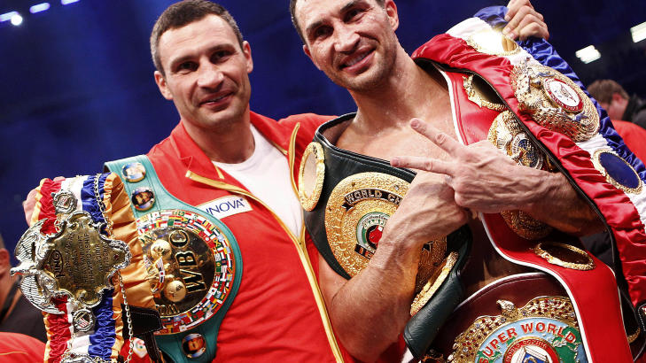 NY KAMP? N� vil storebror Vitalij Klitsjko (t.h.) bokse mot David Haye. Her poserer han sammen med Vladimir etter hans seier i juni. Foto:   REUTERS/Kai Pfaffenbach