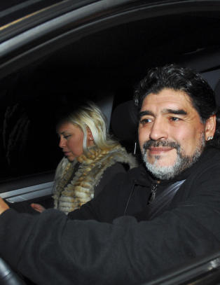 Maradona og kj�resten i trafikkulykke