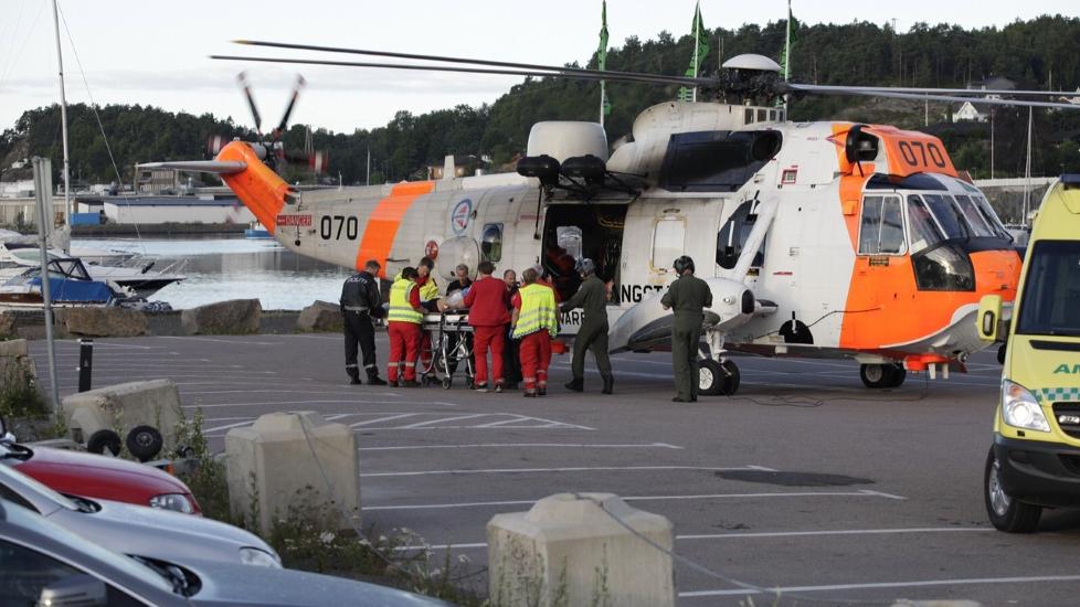  TIL RIKSHOSPITALET:  De to 20-�ringene ble fraktet med ambulansehelikopter fra Kj�pmannsskj�r til Rikshospitalet, men livet sto ikke til � redde. Kollisjonen skjedde rett p� brygga i Styrsvik, rett over Vrengensundet for Kj�pmannsskj�r. FOTO: PEDER GJERS�E.
