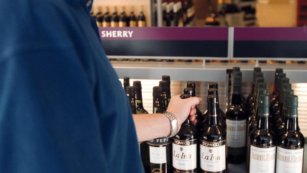 KJ�PER ALKOHOL: Det norske folk handler gjerne med seg kvoten n�r de er p� harrytur til broderlandet. Foto: AP/PRESSENS BILD/FREDRIK PERSSON