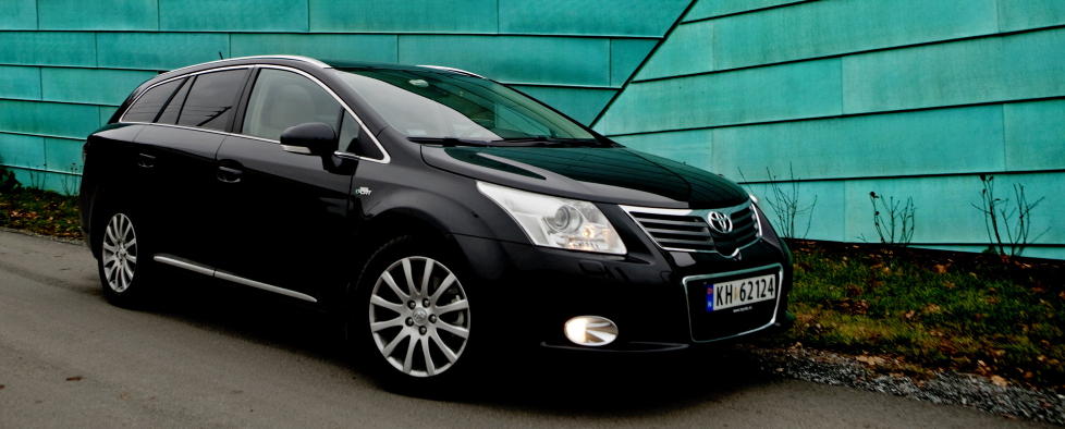  FOLKEBILER:  Toyota Avensis og Mitsubishi ASX ligger blant topp fire p� salgslistene, men ikke p� st�yniv�. Avensis, m�lt til 70,6 desibel, mer enn fem desibel over markedets stilleste, Jaguar XJ. Mitsubishi ASX ligger p� 70,8 desibel. Foto: KRISTER S�RB�/HM FOTO