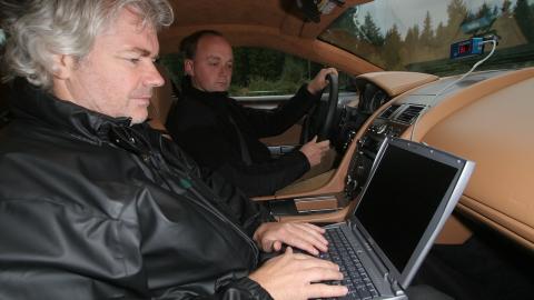  DOSIMETER:  Alle tester gjennomf�res med avansert utstyr. Geri Svardal i bladet Vi Menn Top Gears tester her en Aston Martin. Foto: EGIL NORDLIEN/HM FOTO