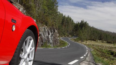  VERSTING:  N�r sportsbiler som denne Mazda MX5 ruller av g�rde er hjulst�yen som verst. Foto: PETTER HANDELAND