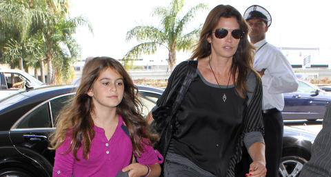 MINI-ME: Cindy Crawfords datter Kaia ligner sin ber�mte modellmamma p� en prikk. De to reiste til New York i helgen. Foto: Stella Pictures