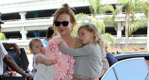 HENDENE FULLE: Nicole Kidman med d�trene Faith Margareth og Sunday Rose p� flyplassen i Los Angeles. Foto: Stella Pictures