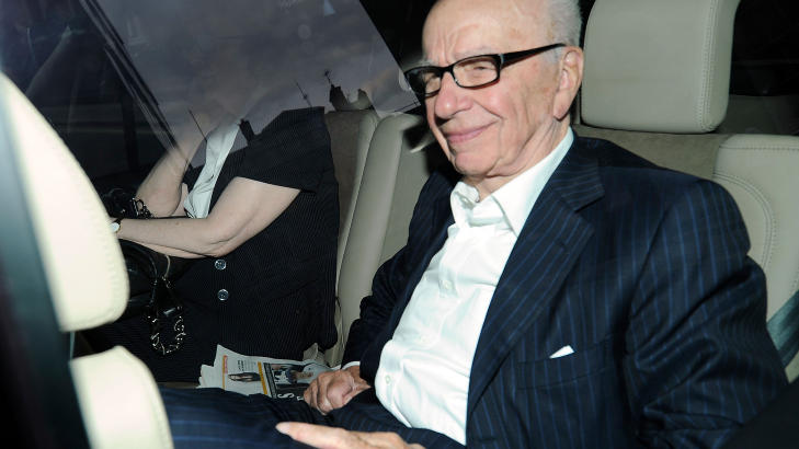 MURDOCH I HARDT V�R: Den Rupert Murdoch-eide avisa News of the World ble i forrige uke lagt ned i kj�lvannet av telefonhackingsskandalen som ryster England. Bildet viser Rupert Murdoch ankomme sitt hjem i Westminster i London mandag. I dag eskalerte telefonavlyttingsskandalen etter rapporter om at tidligere statsminister Gordon Brown og de kongelige ogs� ble ofre for telefonavlyttingen. Brown skal angivelig ha blitt hacket av b�de The Sunday Times og The Sun, som begge er eid av Murdoch. Foto: AFP Photo/Andrew Cowie