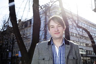 - SE TIL H�YRE: - Hvis SV �nsker seg mer innsats i skolen, s� b�r de pakke kofferten og overlate kunnskapsdepartementet til H�yre, sier Henrik Asheim, leder for Unge H�yre. Foto: Hilde Mesics Kleven