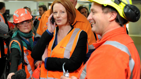 P� TURNE: Julia Gillard reiser n� landet rundt i h�p om � f� st�tte til CO2-avgiftsplanen sin fra et i utganspunktet veldig skeptisk folk. Her snakker hun med kona til en arbeider p� telefon ved OneSteel's mill i en av Melbournes forstader. Foto: AFP PHOTO/William WEST