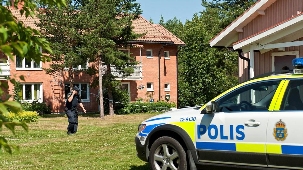 - M�RK HENDELSE: I dette huset i Ume� drepte en 53 �r gammel far sin sju �r gamle s�nn. Mormoren til gutten var i huset like f�r drapet, men politiet ble varslet for seint. Foto: Mikael Lundgren / SCANPIX