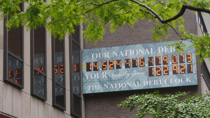 KLOKKA TIKKER: Like ved Times Square i New York viser den stadige �kende nasjonale gjelden. Bildet er tatt 16. mai. Foto: REUTERS/Chip East