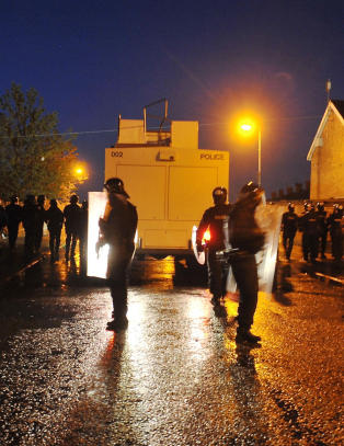 Bensinbomber og flasker mot politiet i Nord-Irland