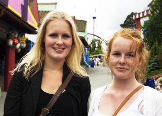 KOMMER IGJEN: Madelene (t.v.) og Helene reiste fra Ris�r for � oppleve Tusenfryd. Foto: HELENA MARIA KREKLING