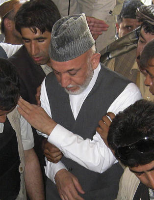 Gr�tende president Karzai fulgte sin bror til graven