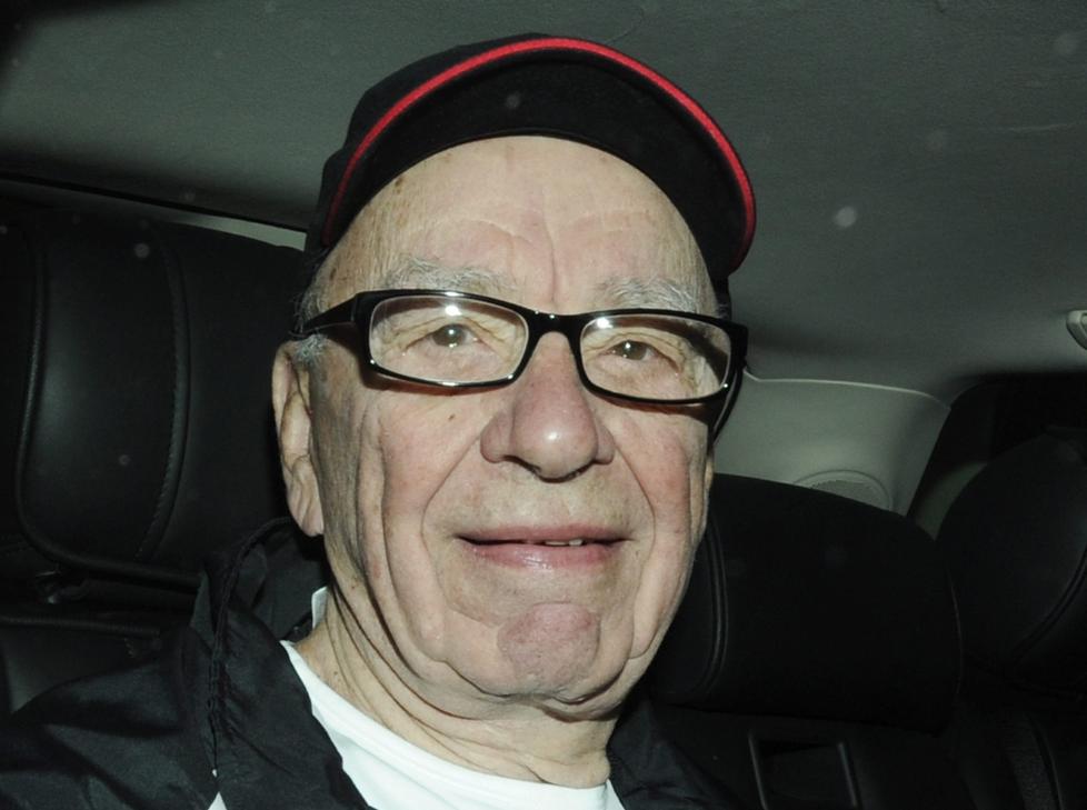 TREKKER BUDET: Mediemogulen Rupert Murdoch har trukket budet som ville gitt ham majoriteten av aksjene i BSkyB. Foto: EPA/FACUNDO ARRIZABALAGA/SCANPIX