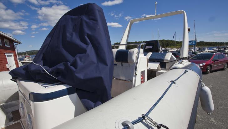 STÅR I BÅTEN: Denne ribben med 225 kh er konstruert slik at folk står i båten. Noe gjør at de ikke har noe å ta i mot på ved uhell, men slenges ut i sjøen.
Foto: Per Flåthe STÅR I BÅTEN: Denne ribben med 225 kh er konstruert slik at folk står i båten. Noe gjør at de ikke har noe å ta i mot på ved uhell, men slenges ut i sjøen.
Foto: Per Flåthe