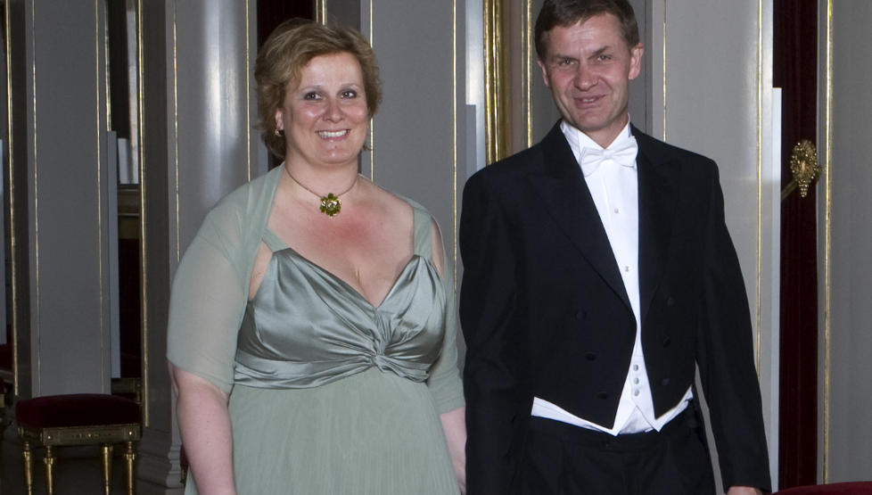 H�ND I H�ND: Statsr�d Erik Solheim og kona Gry H�eg Ulverud her p� vei til gallamiddag p� Slottet. N� deler han sine milj�sjekketriks med omverdenen. Foto: Bj�rn Sigurds�n / SCANPIX  POOL