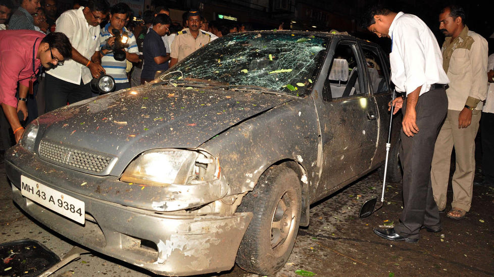 TERROR: Tre bomber eksploderte omtrent samtidig onsdag i den indiske millionbyen Mumbai. Foto: AFP PHOTO/Sujit JAISWAL/SCANPIX