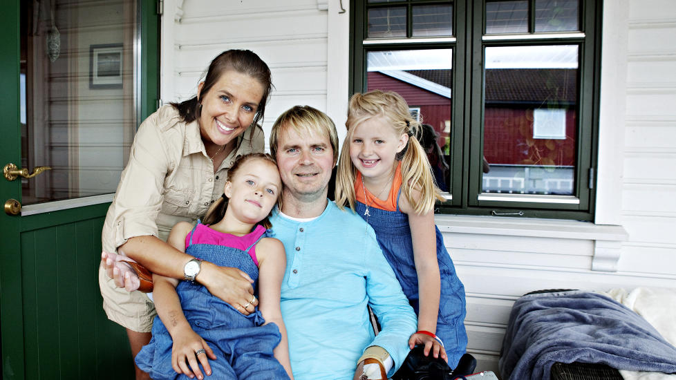 TETTE B�ND: Dagfinn Enerly (38) kaller kona Mona for ei dr�mmekone som betyr alt for ham. Ulykken har bragt paret enda n�rmere hverandre. Foto: Nina Hansen