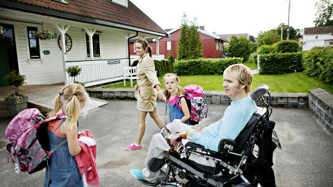FLEIPER FORTSATT: Dagfinn Enerly (38 har hentet tvillingene Mia og Amanda (8) p� skolen. Mona mener han har hjulpet henne til � takle hans ulykke.  

Foto: Nina Hansen