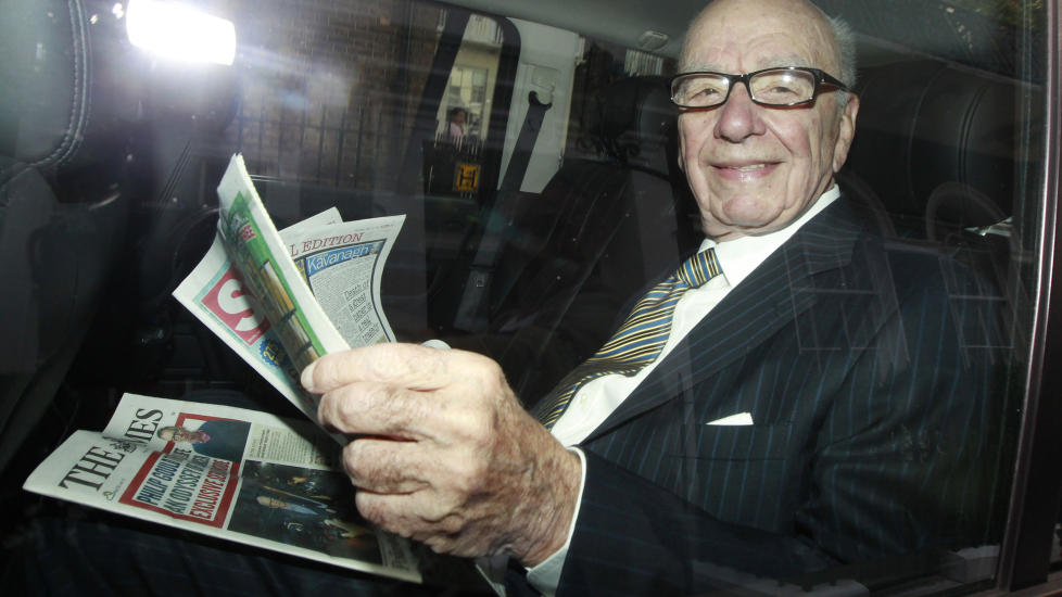 - M� VITNE: Rupert Murdoch, s�nnen James og Rebekah Brooks har f�tt frist til torsdag med � svare p� en invitasjon om � vitne om saken i Underhuset. Foto: REUTERS/Luke MacGregor/SCANPIX