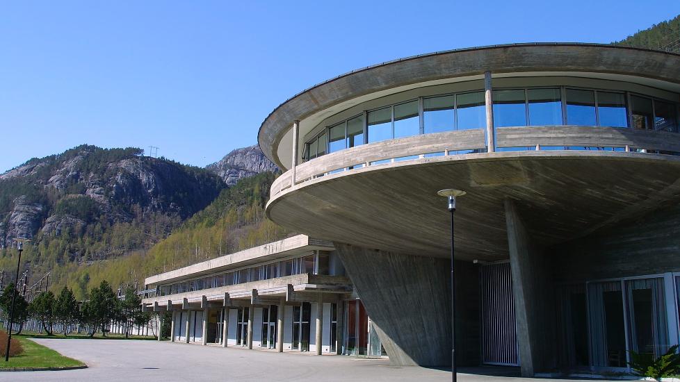 GEOMETRI: Sirkelen var blant Geir Grungs favorittformer. Folk i Nesflaten kaller kontrollbygget i R�ldal-Suldal vannkraftanlegg for �ufoen�. Foto: Terje S. Knudsen, Hydro
