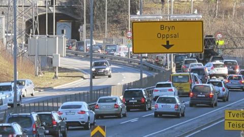 FLETTING: Når to strømninger møtes, og biler skal flettes sammen, har det lett for å oppstå kø. Foto: Geir Svardal FLETTING: Når to strømninger møtes, og biler skal flettes sammen, har det lett for å oppstå kø. Foto: Geir Svardal