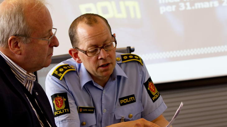 Forskjellsbehandling: Hvert �r vasker politiet og Bj�rn Vandvik (t.h.) vaktselskapene, her ved NHOs Petter Furulund, for voldsmenn og sexovergripere. Barnehager og sykehjem f�r ikke samme service.