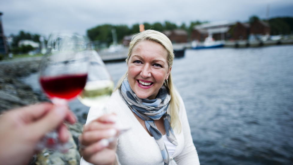 VINELSKER: Marianne Snekkestad (39) ved Vinmonopolet p� CC Vest i Oslo sk�ler gjerne b�de i rosa og hvitt om sommeren. Ogs� r�dvin kan v�re et riktig valg til en del sommerretter. 
Foto: H�kon Eikesdal