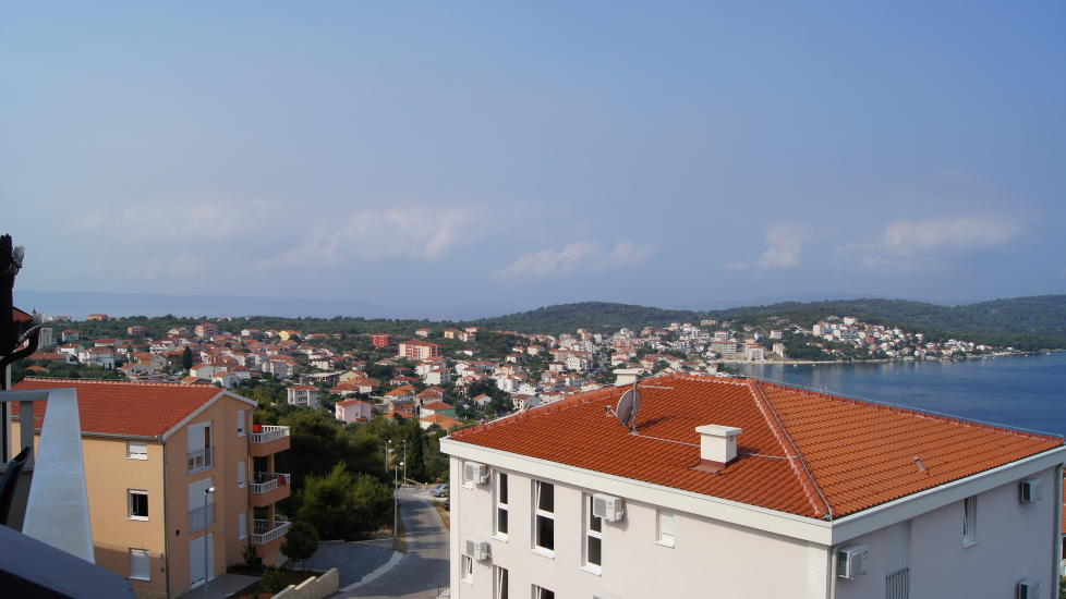 SER R�YKEN: Dette bildet er tatt i n�rheten av byen Split, som ligger i n�rheten av den popul�re turist�ya Brac. R�ykskyene fra skogbrannen synes tydelig i det fjerne. Foto: Privat
