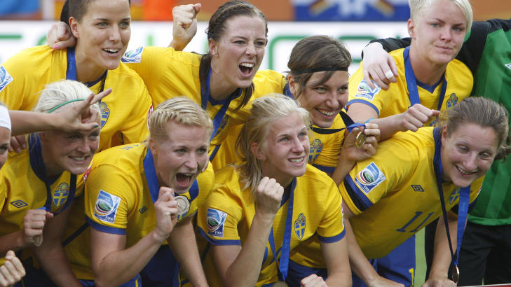 S� GLADE: Bronse smakte godt for de svenske jentene etter tapet i semifinalen. Foto: AP Photo/Michael Probst