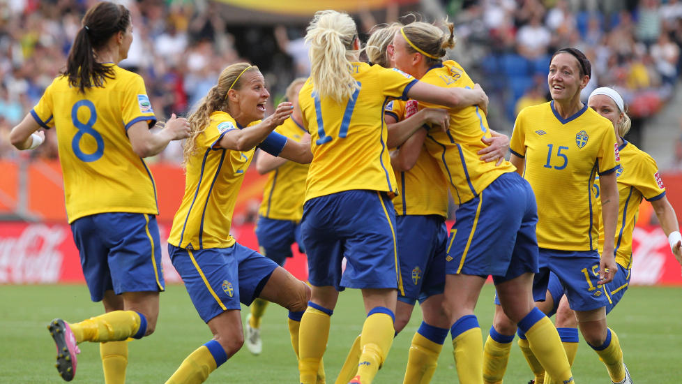 JUBEL: Sverige scoret i sluttminuttene og da jublet de svenske jentene vilt. 2-1 sikret svensk bronse i VM. Foto: AFP PHOTO / DANIEL ROLAND