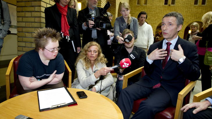  SORTERINGSDEBATT:  Marte Wexelsen Goks�yr har Downs syndrom.I februar i �r m�tte hun statsminister Jens Stoltenberg p� Stortinget etter Arbeiderpartiet likevel vil fremme forslag om ultralyd i 12. uke. I 2007 lovet regjeringen at de aldri ville fremme noe forslag som ville sortere ut Down-barna i fosterdiagnostikk.
Foto: Gorm Kallestad, Scanpix.