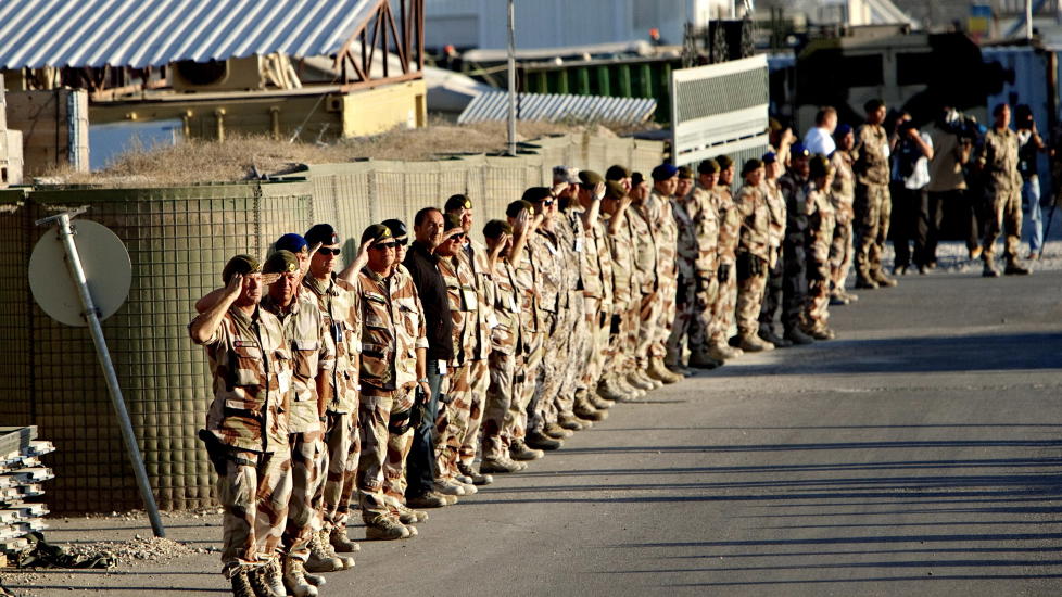 NATO TREKKER SEG UT AV AFGHANISTAN: P� bildet ser man norske soldater som viser sin respeskt i leiren, da fire norske drepte soldater tas hjem til Norge. Foto: Torbj�rn Gr�nning / Dagbladet